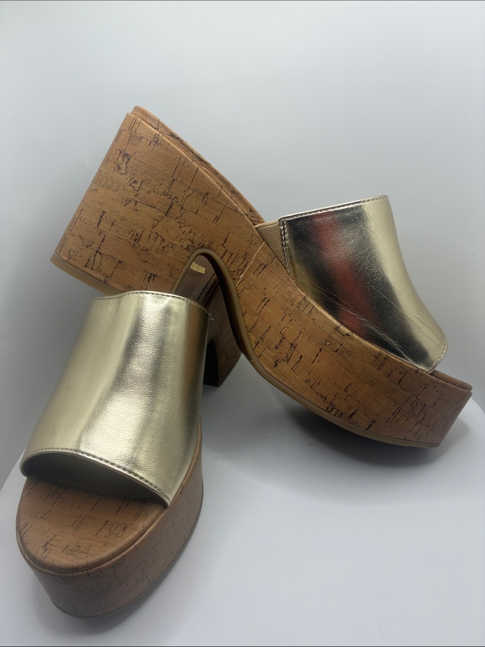 REPORT WOMANS CLOG SLIDE ON SIZE 6.5
GOLD/  FAUX CORK MATERIAL / RELAXED FIT